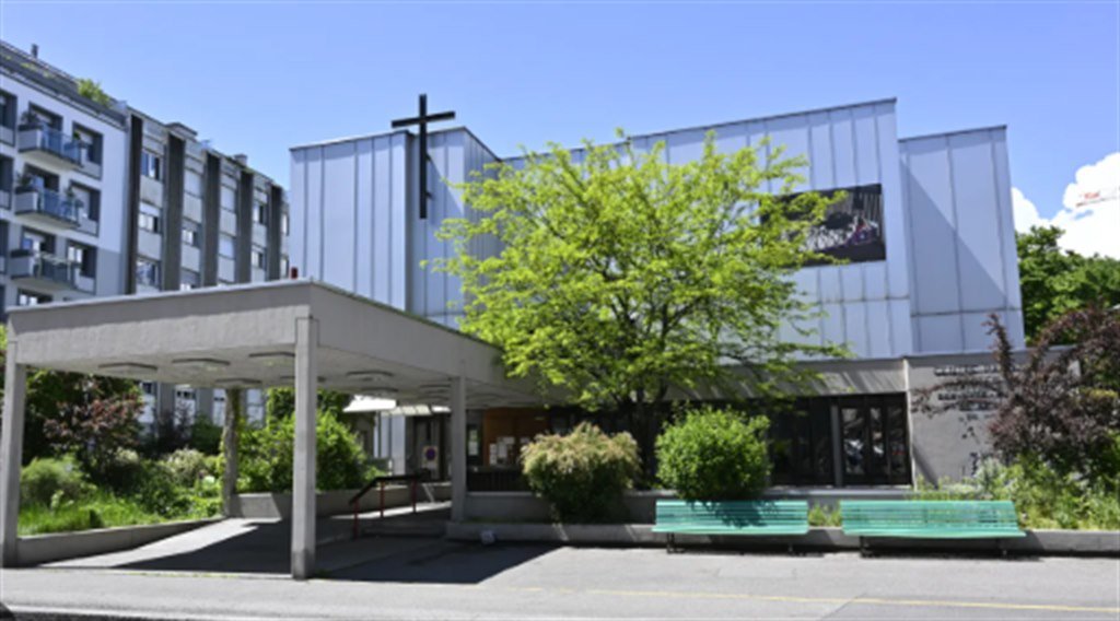 The building at Avenue Wendt 55, a modern church with a cross on the roof and a covered entrance
